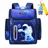 Cartable garçon ce1 bleu foncé avec motif astronaute présenté sur fond blanc