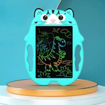 ardoise magique de dessin bleu en forme de chat debout sur un support en cercle marron. Des poignées de chaque côté et un dessin dinosaure multicolore à l'intérieur